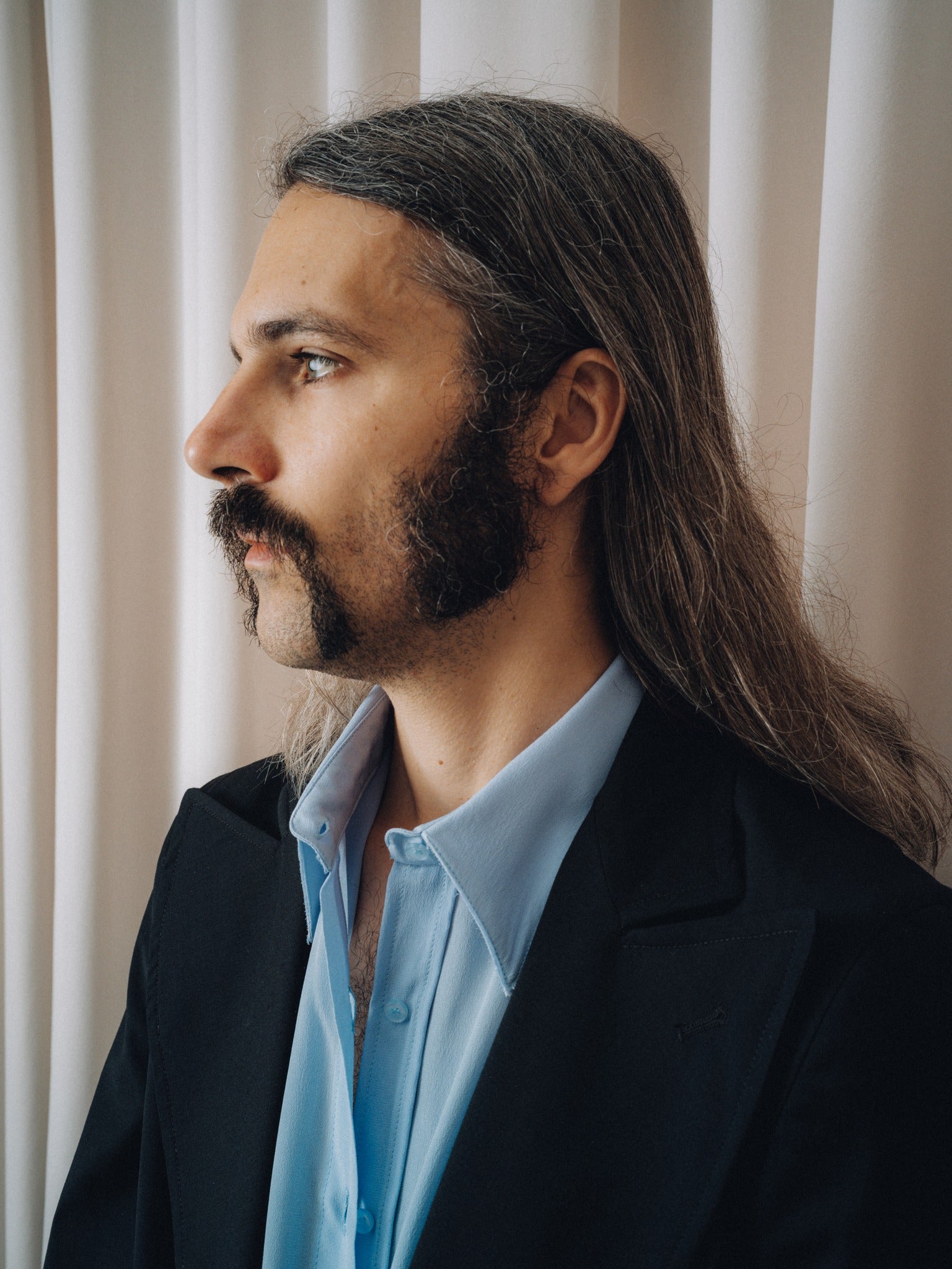 VIP 76 Shirt in light blue with long-point collar, profile close-up under a black jacket