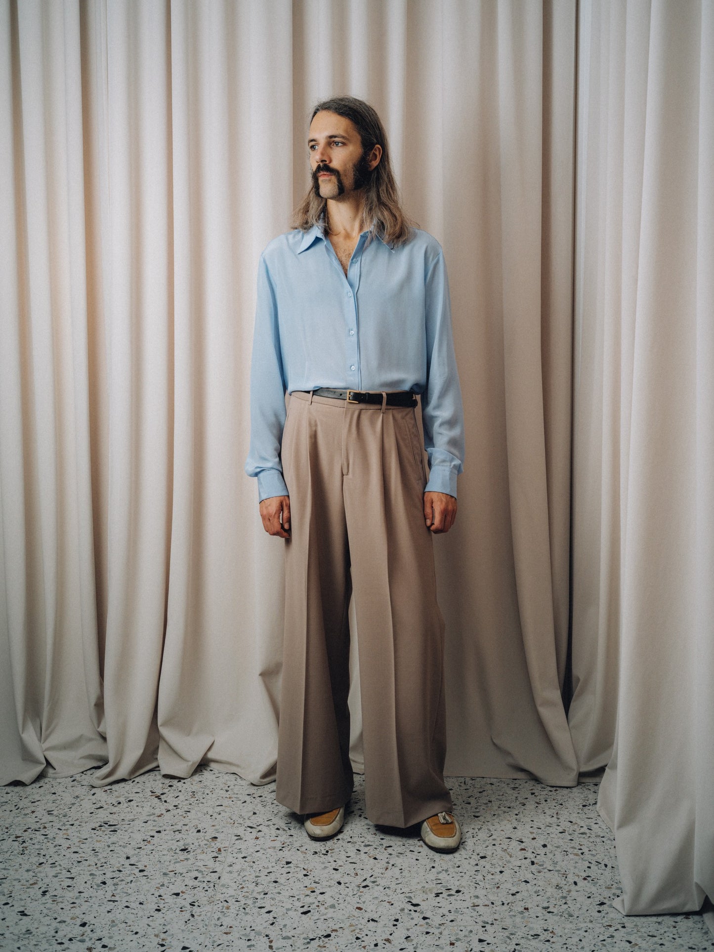 VIP 76 Shirt in light blue, full figure with taupe trousers