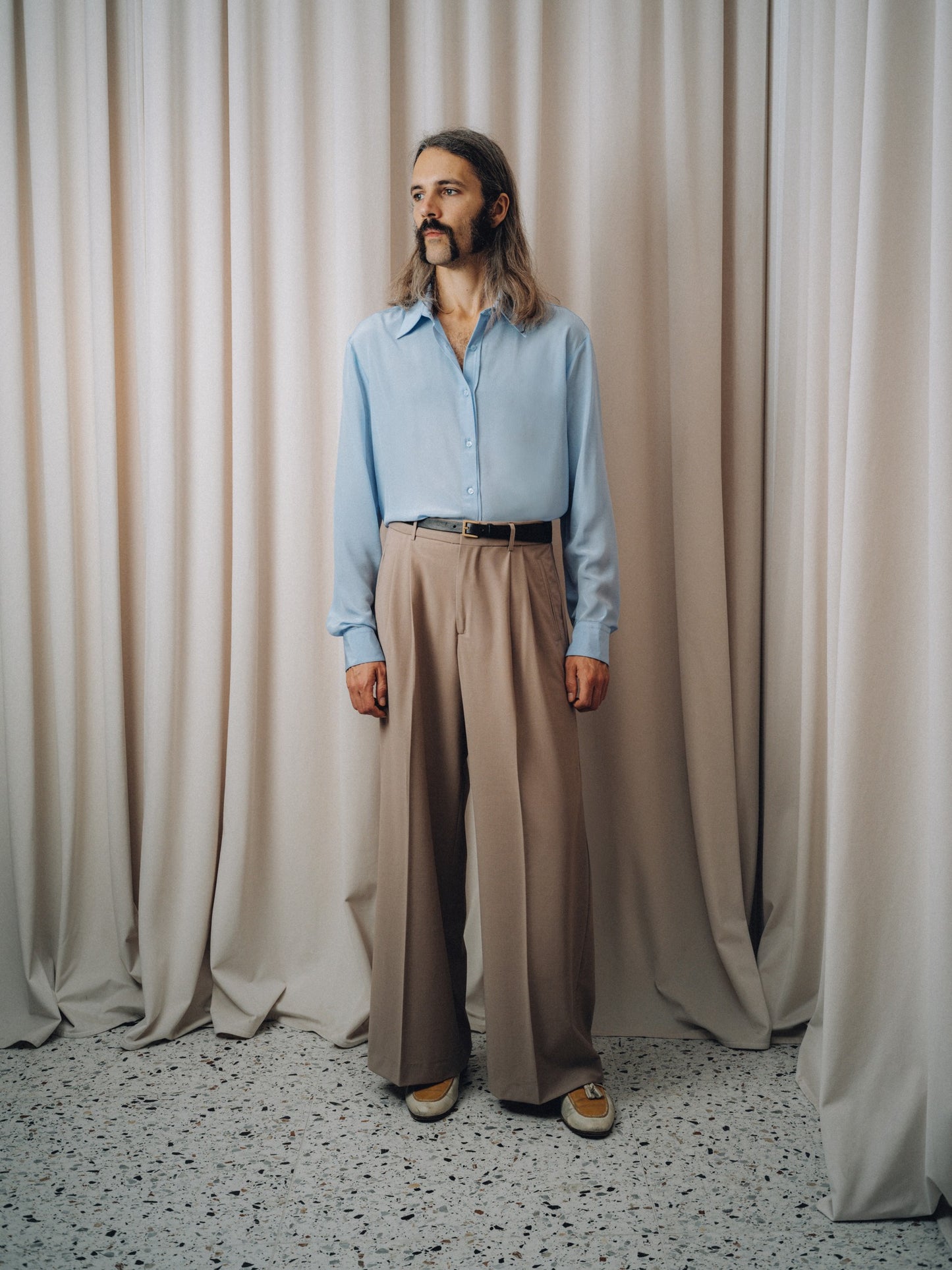 Gran Turismo Trousers in tortora, high-rise wide leg with a light blue shirt and black belt