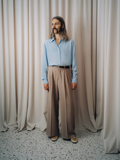 Gran Turismo Trousers in tortora, high-rise wide leg with a light blue shirt and black belt