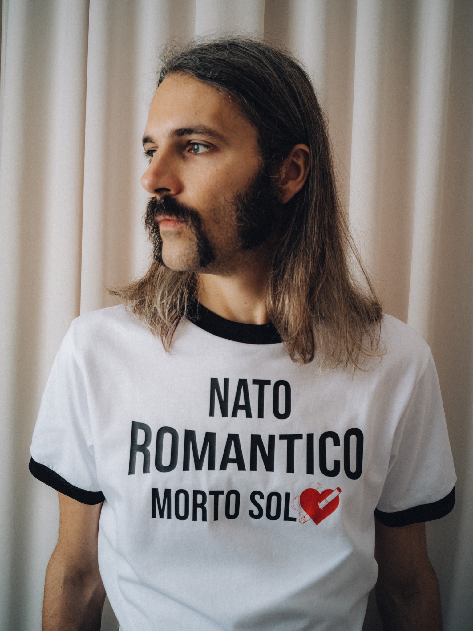 Romantico T-shirt in white, close-up of the Nato Romantico Morto Solo print