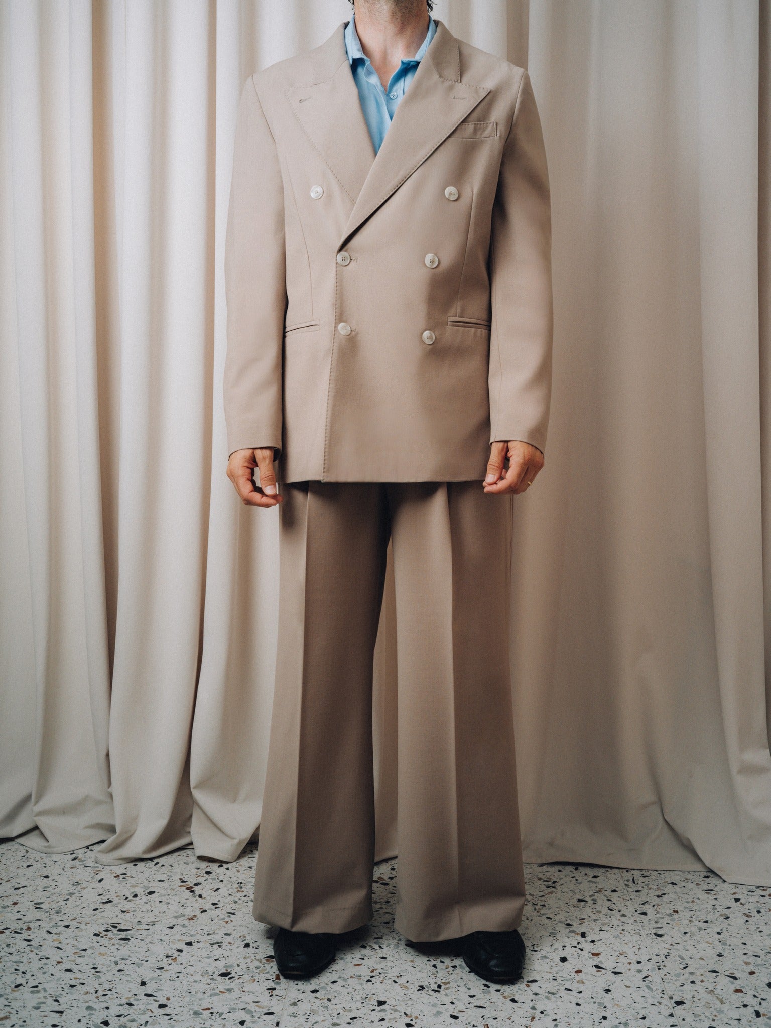 Gran Turismo Trousers in tortora with the matching double-breasted jacket, full figure