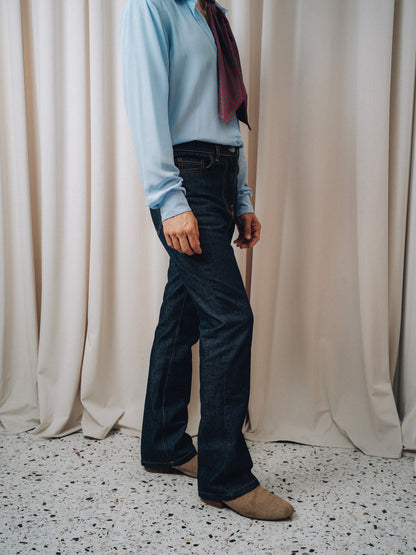 Bellissimo Jeans in dark indigo denim, side view with a light blue shirt